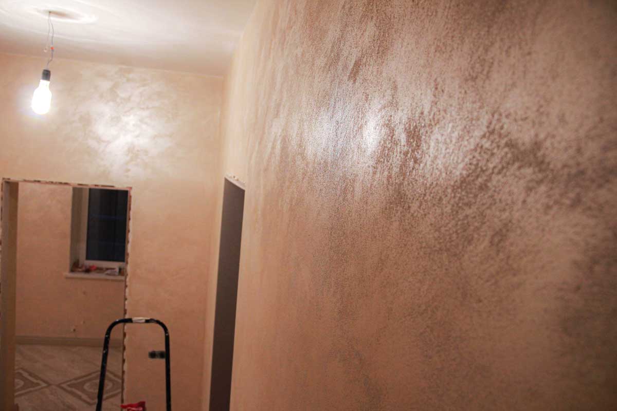Эффект перламутровой краски. Перламутровая краска для стен. Декоративная штукатурка перламутровый песок. Декоративная краска с песком. Краска для стен с эффектом перламутра моющаяся на кухне.