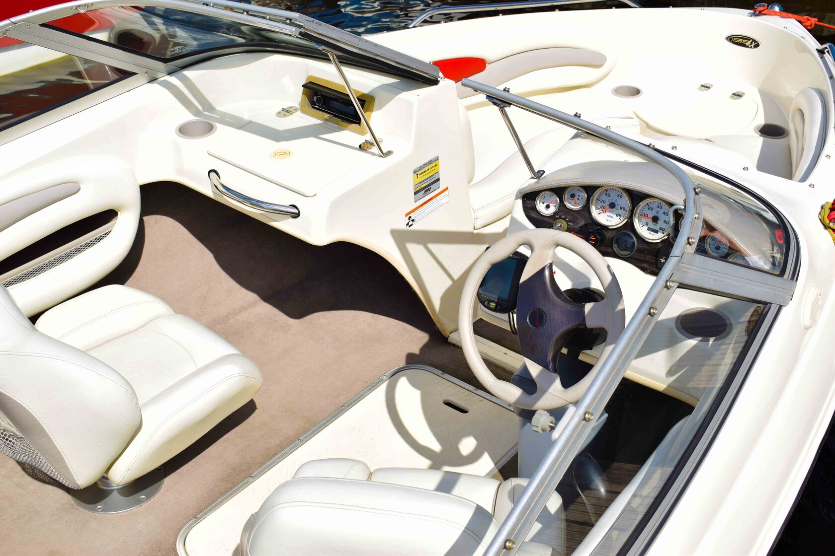 Катер Stingray - панель управления и навигация