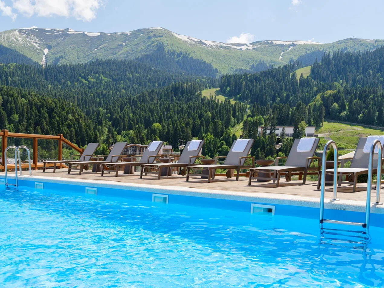 Открытый тёплый бассейн SPA