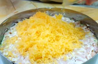Приготовление салата «Невеста» с копчёной курицей и плавленным сыром: шаг 12