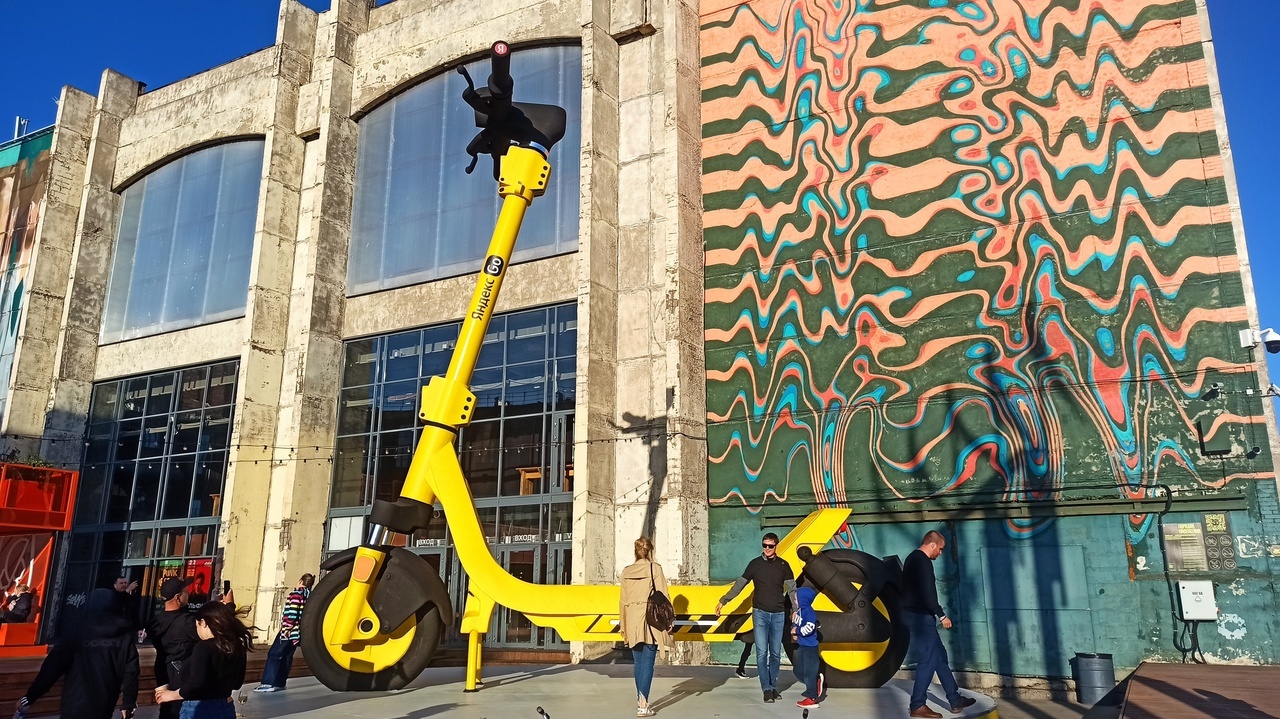 Яндекс Go установили 9-метровый арт-объект в виде самоката