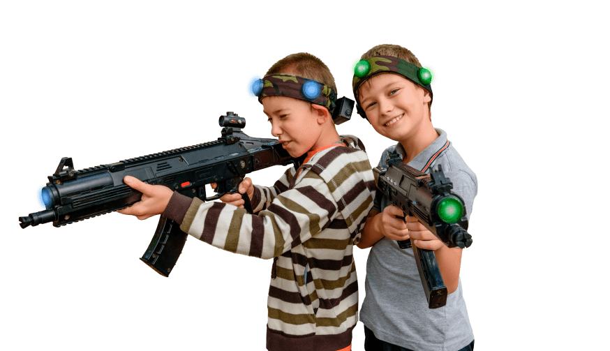 Дети играют в лазертаг на улице и в помещении