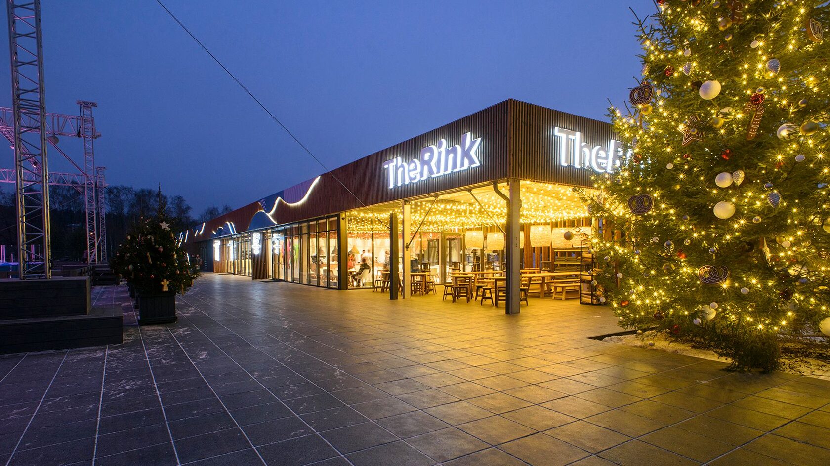 Павильон The Rink с вечерней подсветкой и новогодней ёлкой