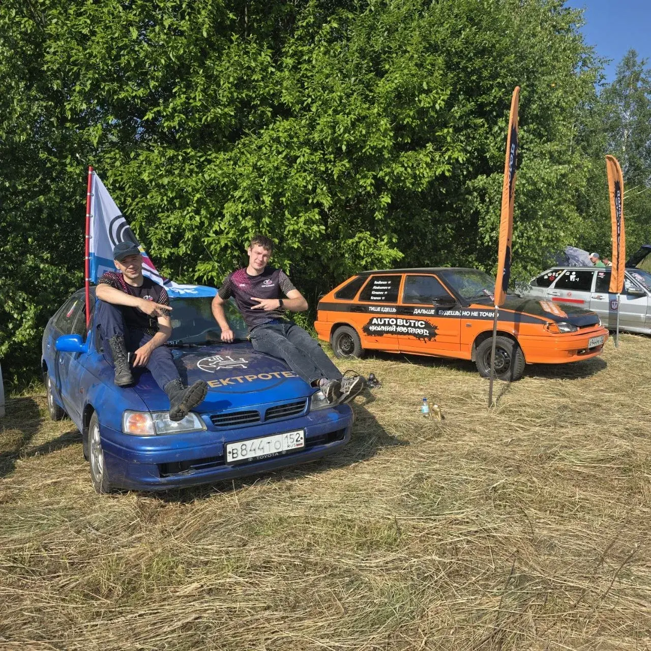 Участники гонки 100 кругов на автомобиле Евразия Электротех