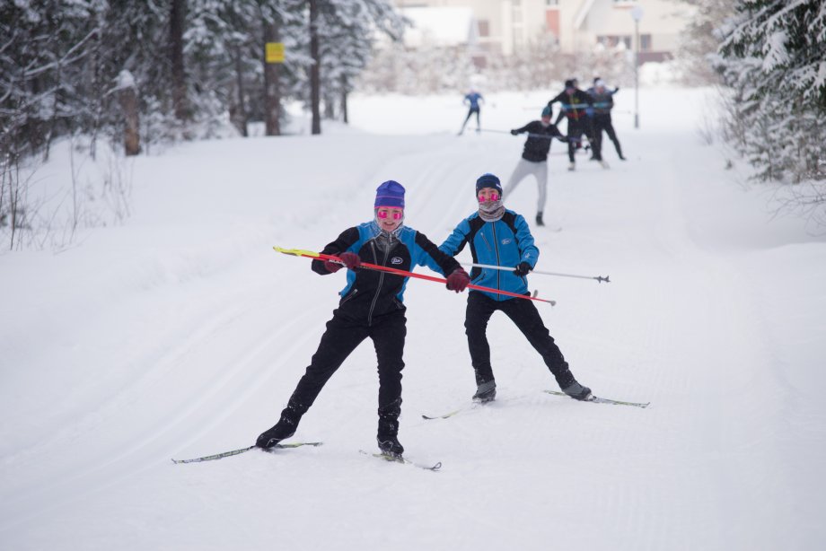 помощь лыжникам. спасательные сани на горнолыжном курорте. помощь лыжникам. падение лыжника. катание на лыжах.