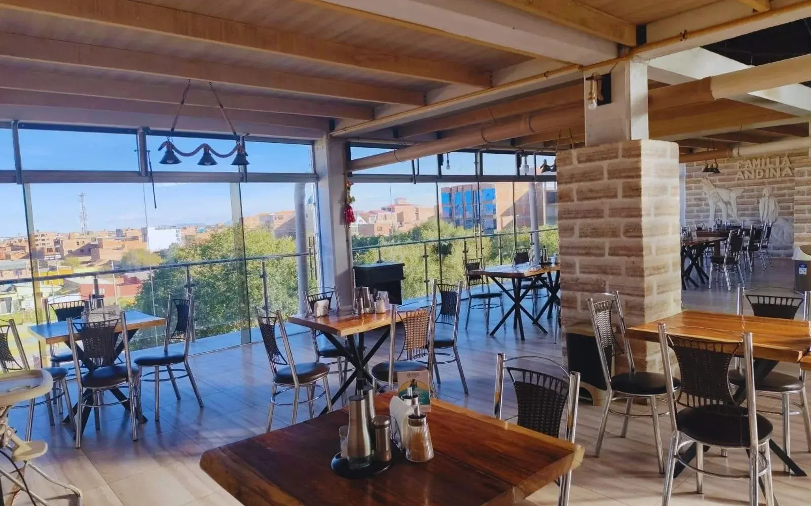 Ресторан-терраса с панорамными окнами на Уюни, Hotel Casa de Sal