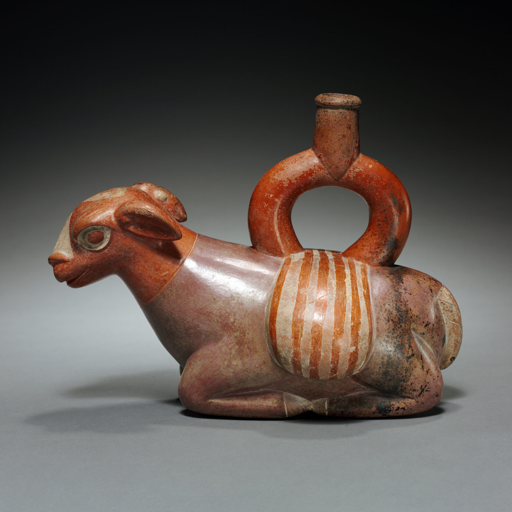 Сосуд в виде ламы. Моче, 200-550 гг. н.э. Коллекция Cleveland Museum of Art.
