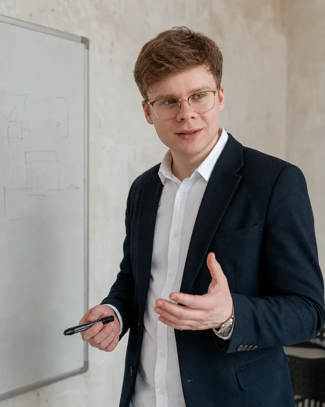 Ефим Добрынин у доски объясняет схему
