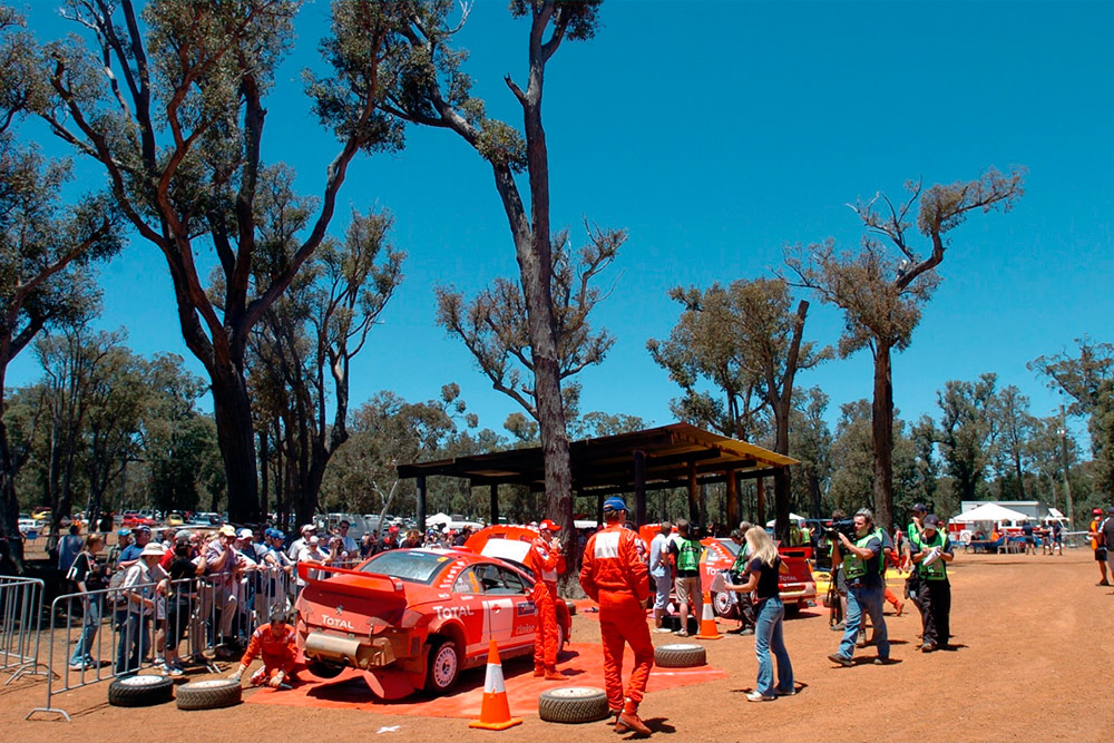 Сервисная зона команды Peugeot Sport, ралли Австралия 2004/Фото: Ralph Hardwick
