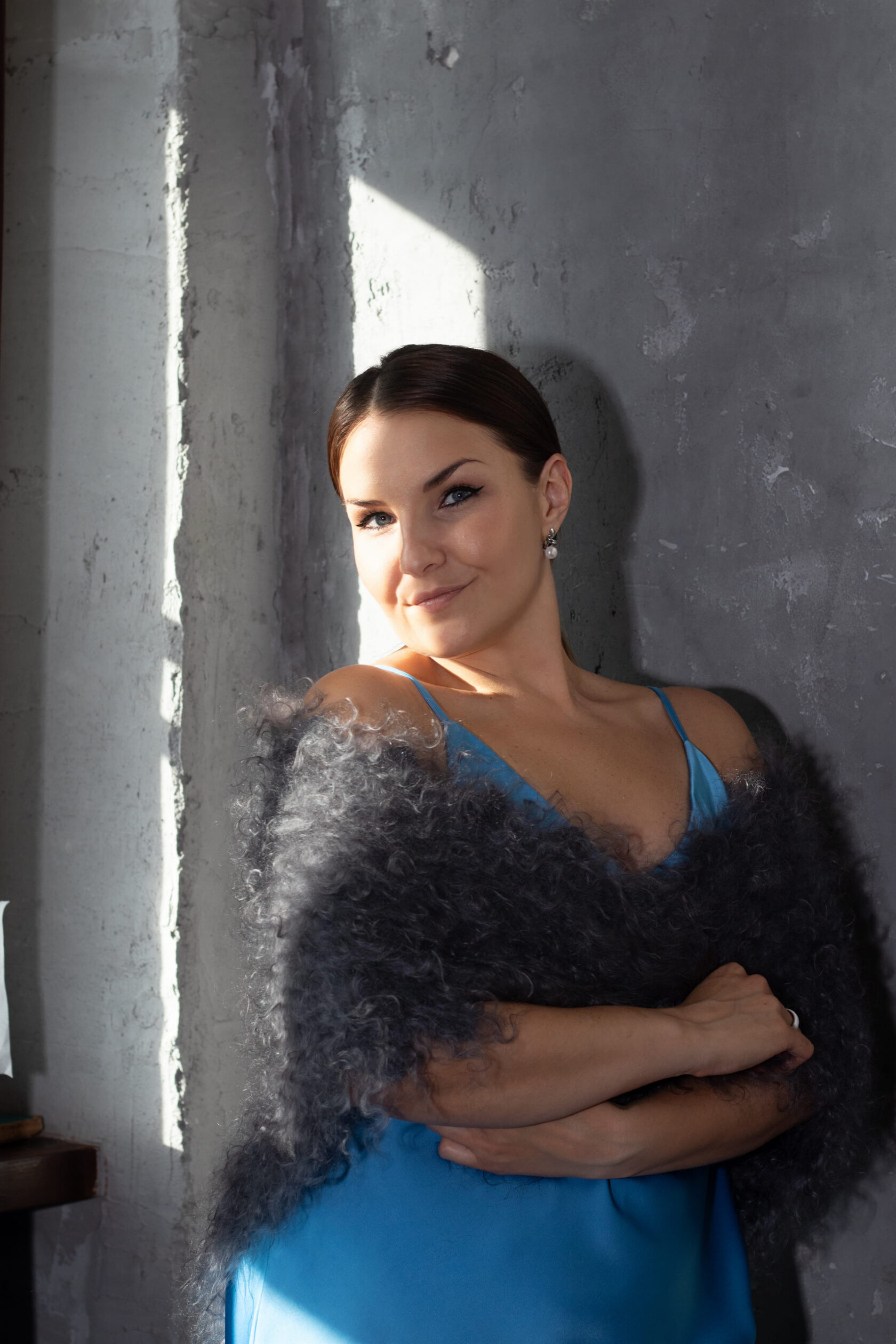 Женская косынка из козьего пуха ручной работы, серый цвет, примерка на модели