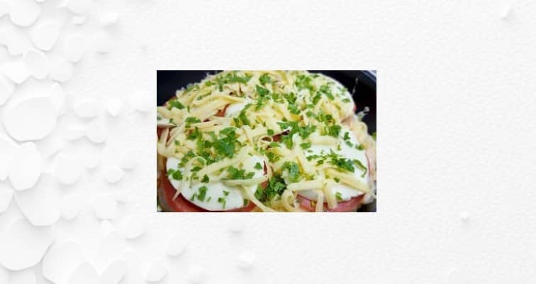 Приготовление тортильи с яйцом, сыром и помидором на сковороде: шаг 9