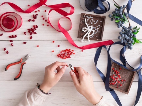 фото парня и девушки на романтическом свидании в публичном месте