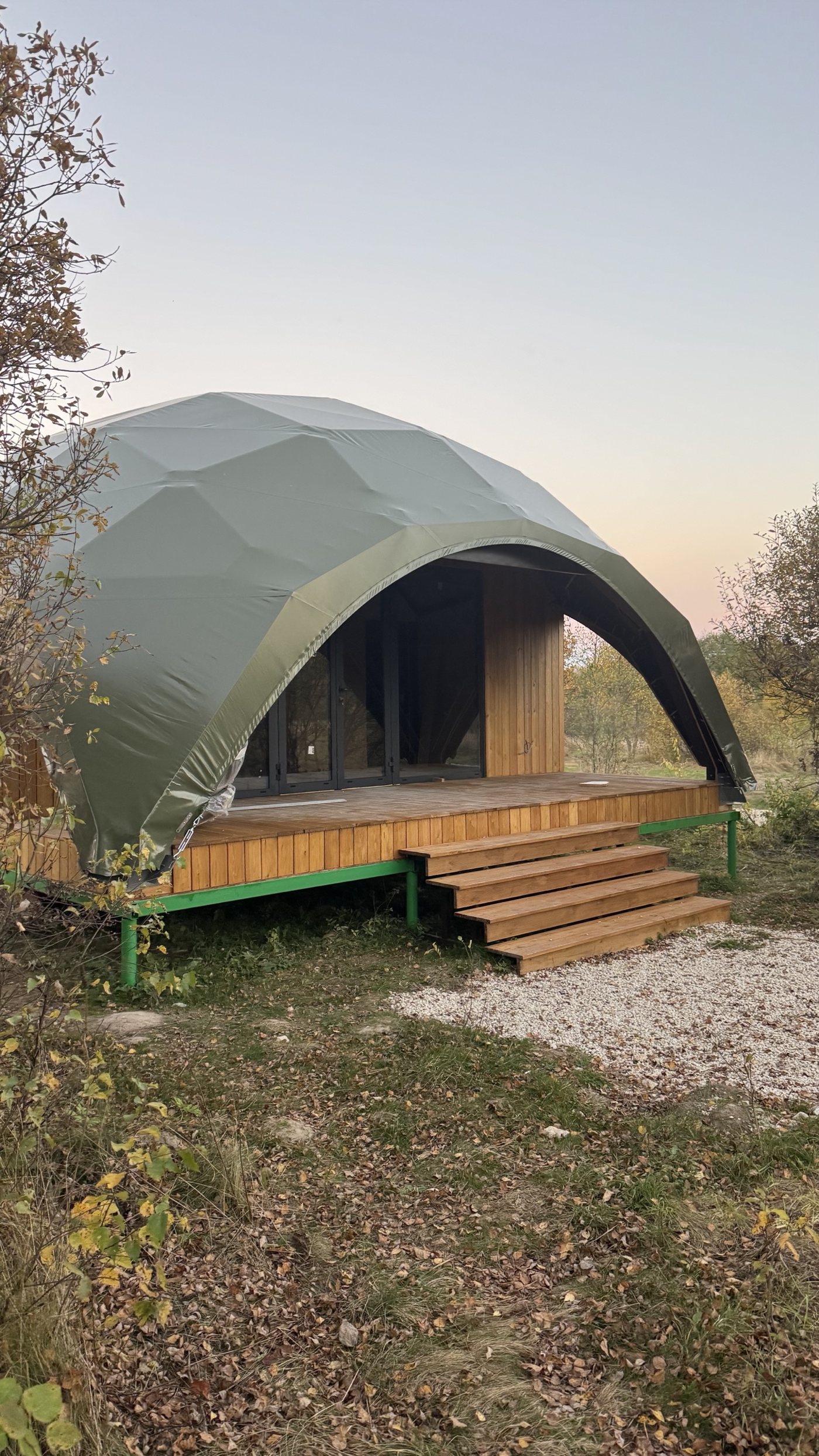 Купольный дом «Оливка» с крытой террасой и ступенями на базе отдыха Gilivki Village