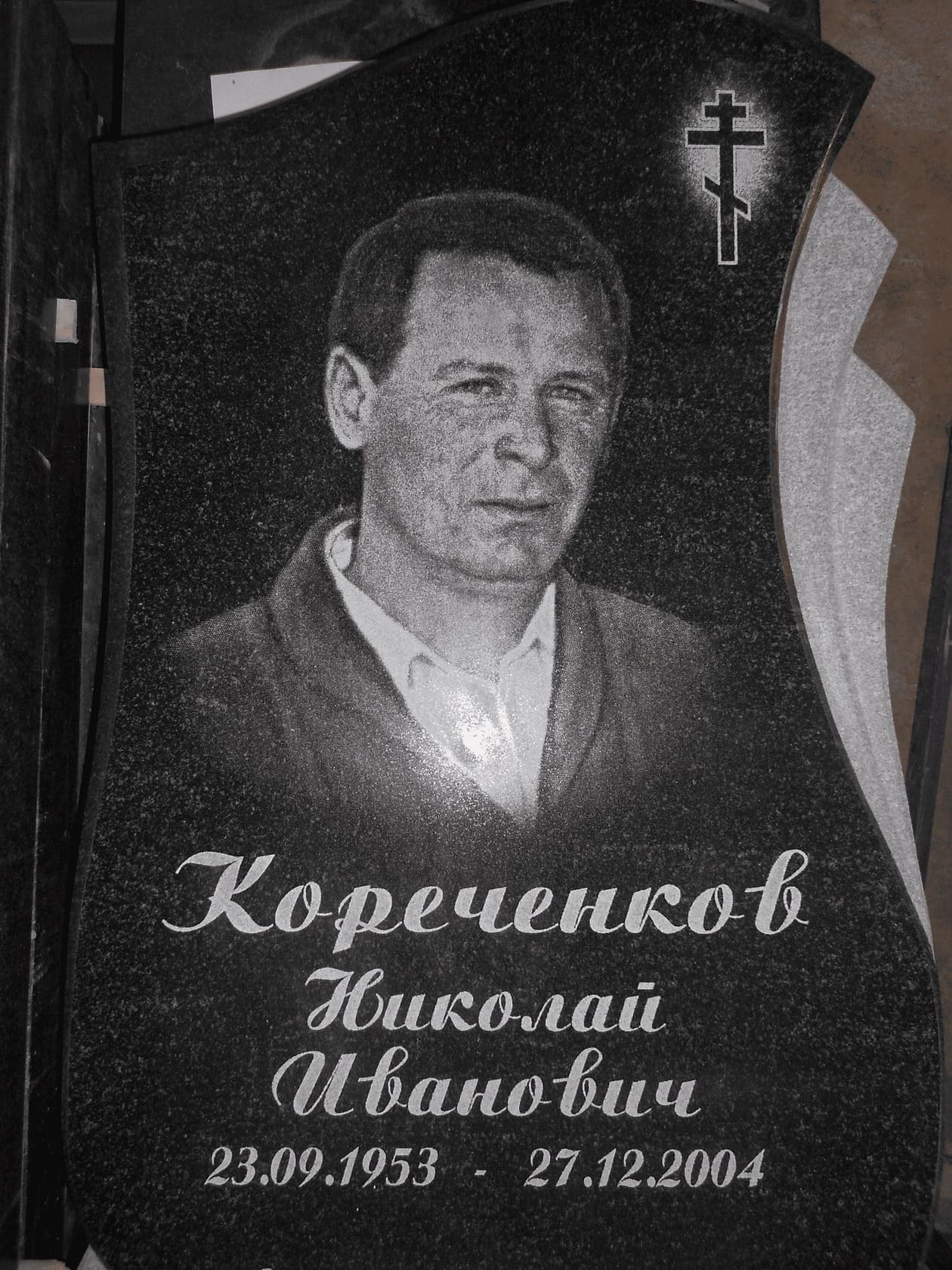 Памятник из Карельского гранита с вырубной формой, размер 1000х500