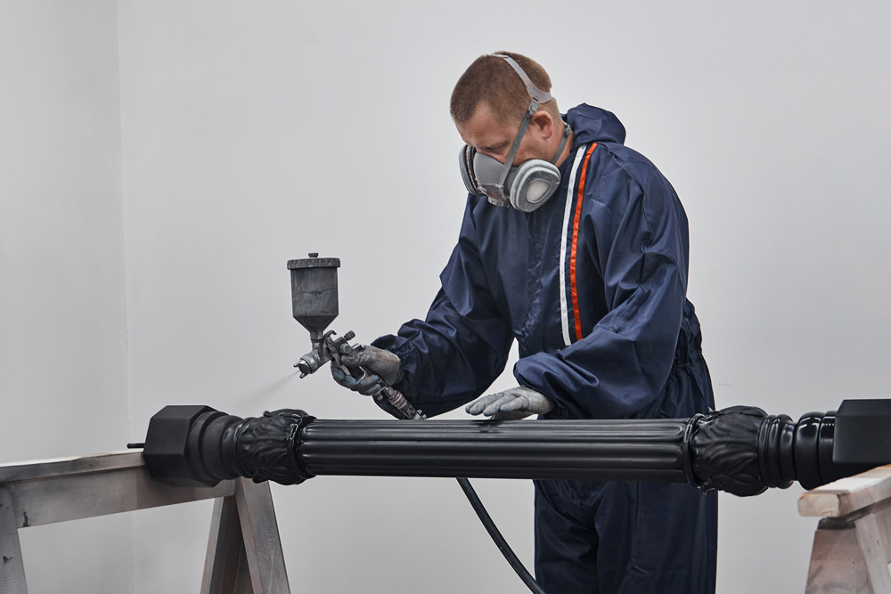 съемка процесса покраски деревянных элементов