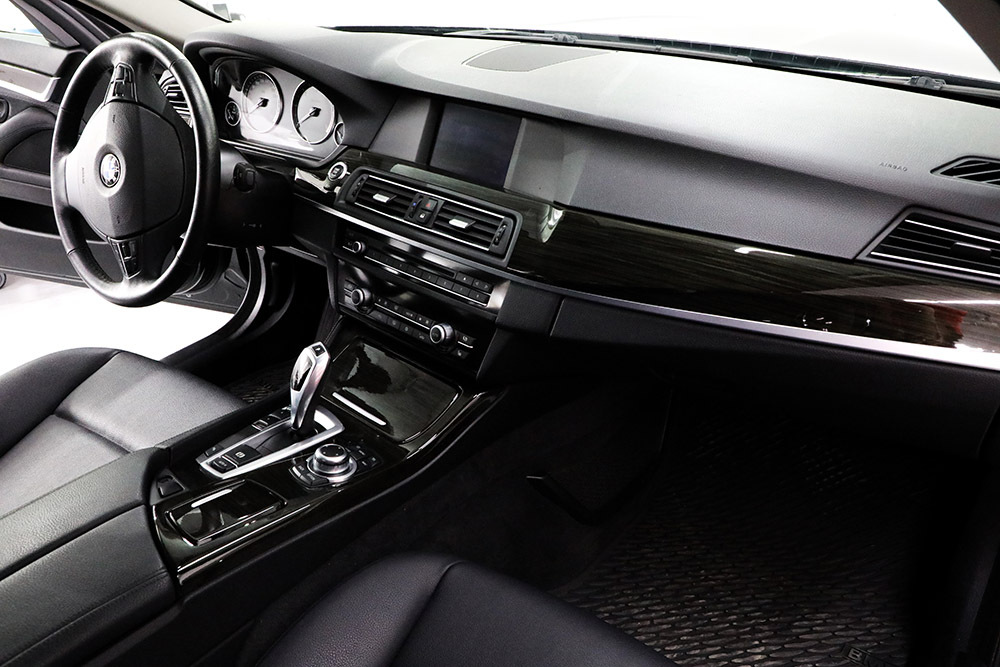 Оклейка салона автомобиля пленкой в Москве доступные цены