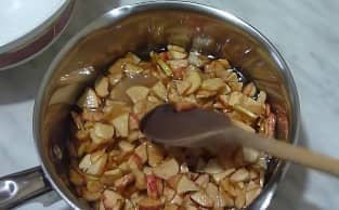 Приготовление янтарного яблочного варенья дольками на зиму: шаг 4