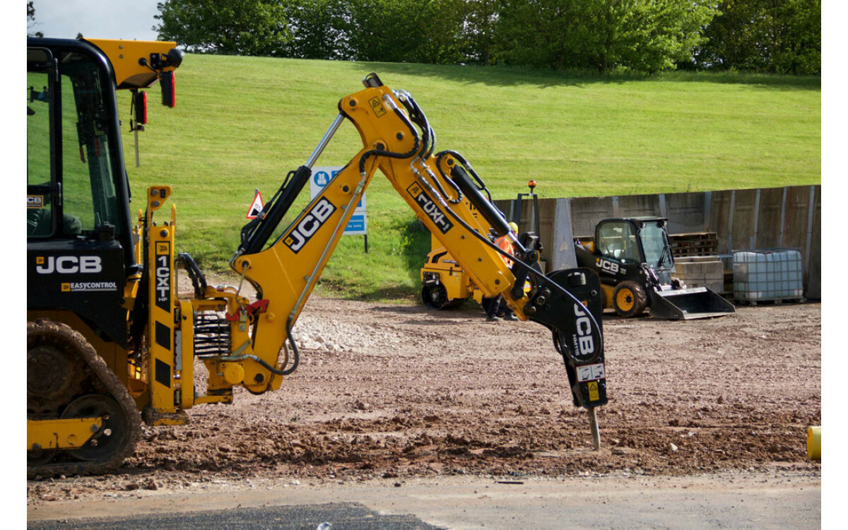 Погрузчик с гидромолотом. JCB 3cx с гидромолотом. JCB 3cx super. JSB экскаватор 3cx с гидромолотом. JCB 4cx с гидромолотом.