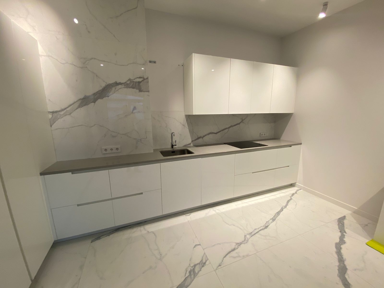 Кварцевая столешница Noble Concrete Grey