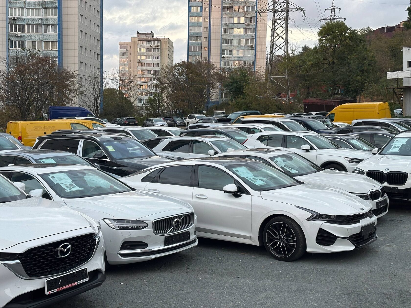Автомобили на стоянке