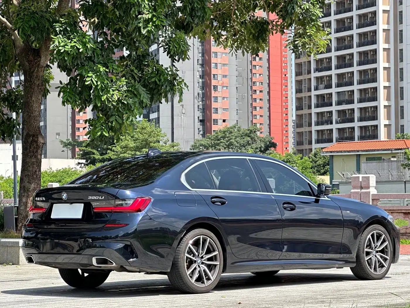 BMW 320Li G28 2022 M Sport Package — задняя часть и боковой ракурс тёмного седана