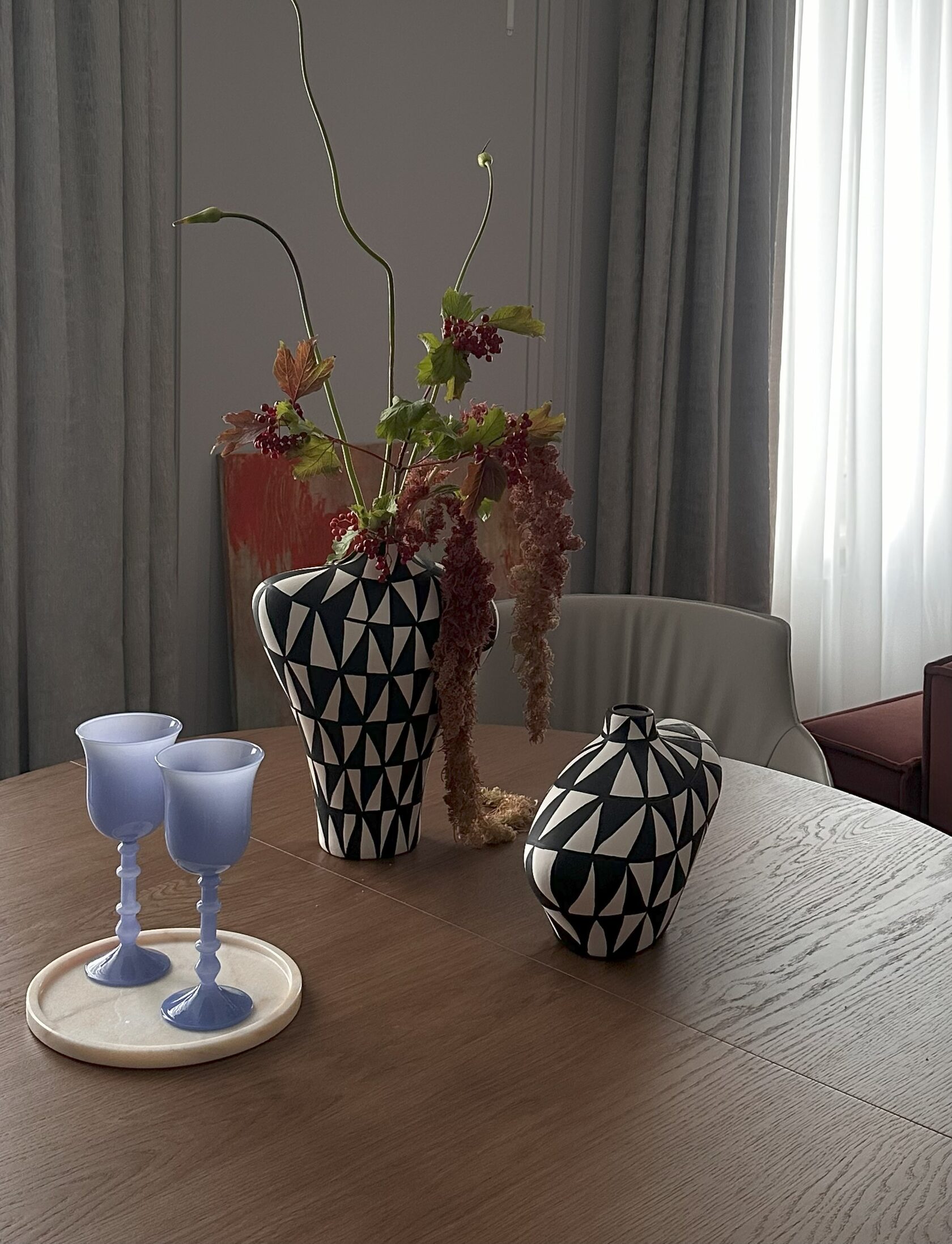 Крупные керамические вазы для декора интерьера