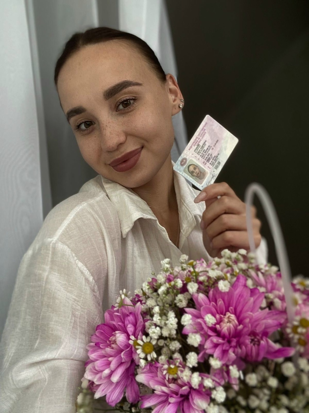Переподготовка с AT на механику — девушка держит новые водительские права категории B