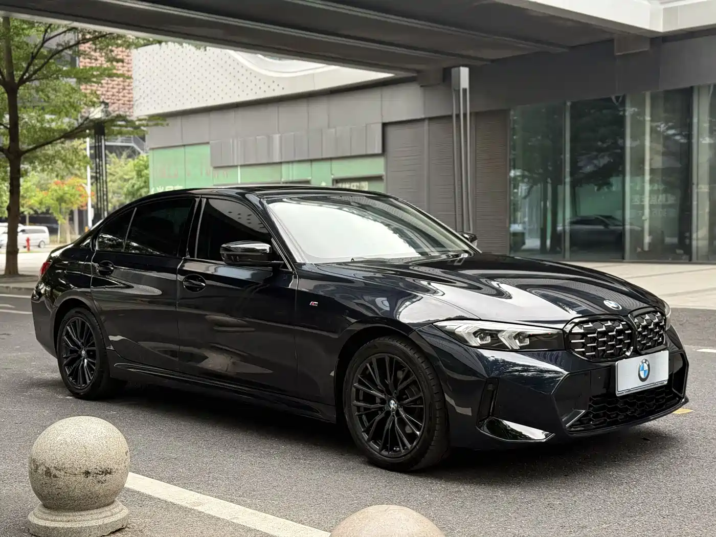 BMW 325Li G28 2024 xDrive M Sport Package — передняя часть тёмного седана, ракурс в три четверти