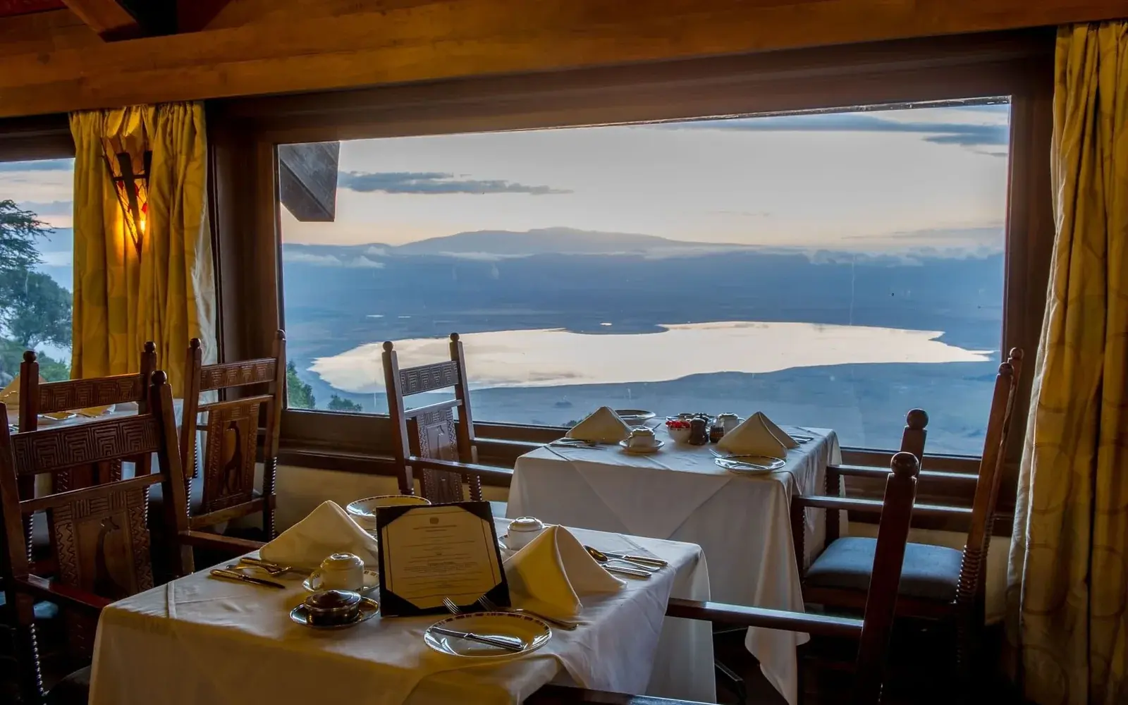 Ресторан с окнами во всю стену и видом на кратер, Ngorongoro Serena Safari Lodge