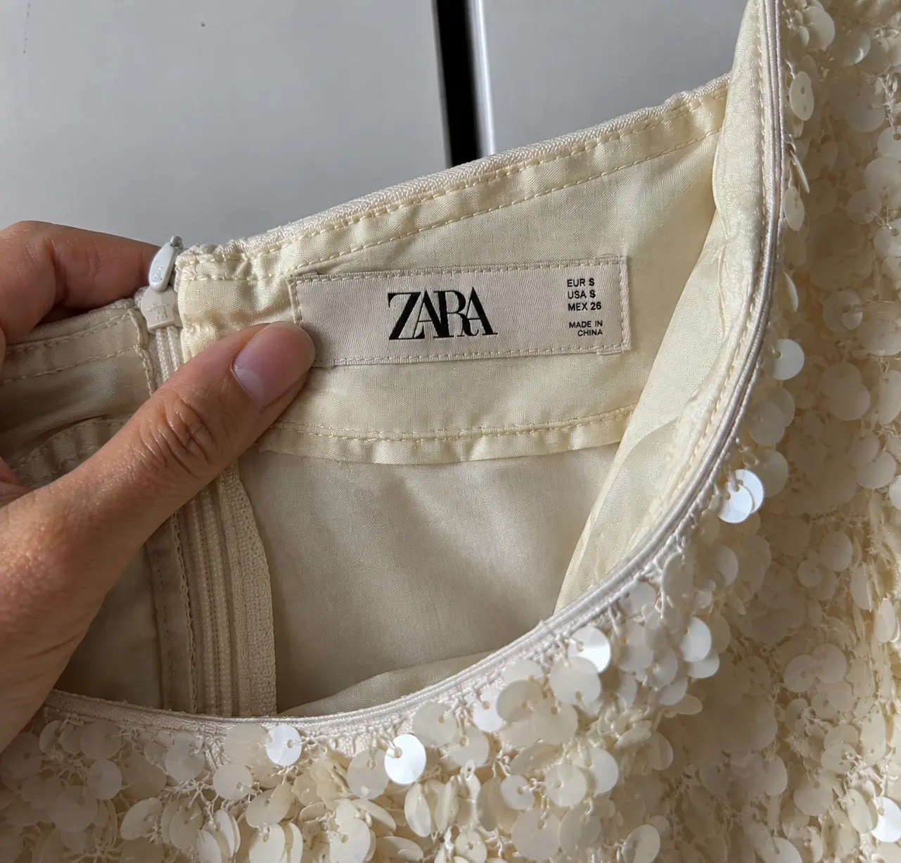 Бирка бренда Zara на подкладке юбки крупным планом