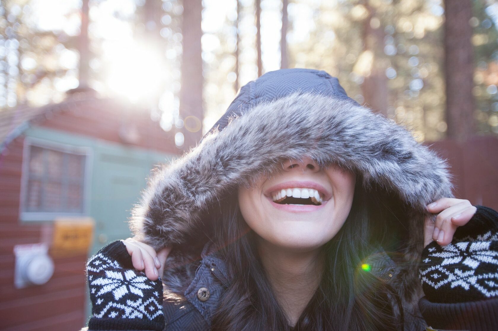 Закрой снежок. Девушка в шапке зимой. Девушка в меховой шапке. Женщина зимой улыбается. Девушка улыбается зимой.
