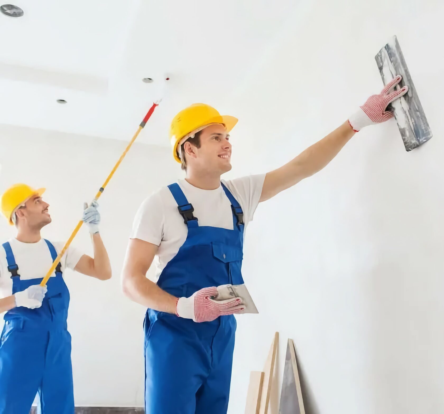 Ремонт квартир в СПб — бригада мастеров клеит обои и монтирует плинтусы