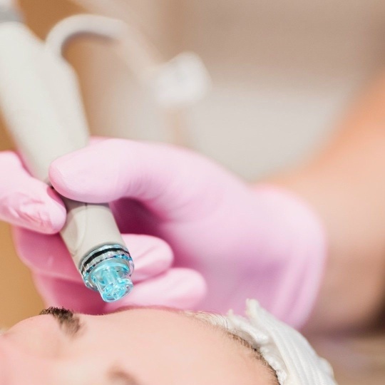 Гидропилинг. — Чистая, гладкая, «дышащая» кожа без покраснений — Уменьшение комедонов и мелких воспалений — Сияние без агрессивного пилинга — Подходит даже при чувствительной коже, розацеа, акне.