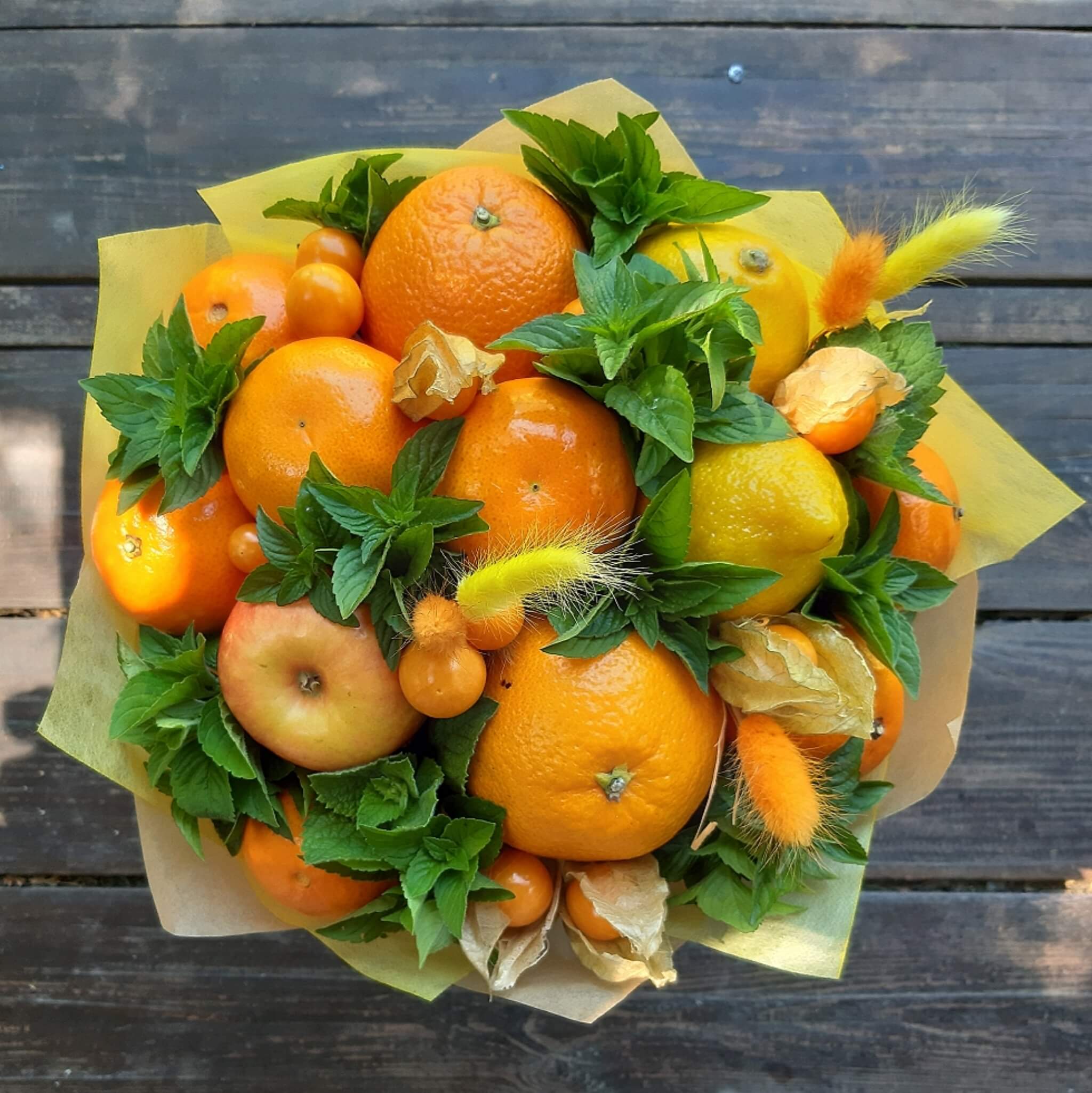 Оранжевый букет из фруктов