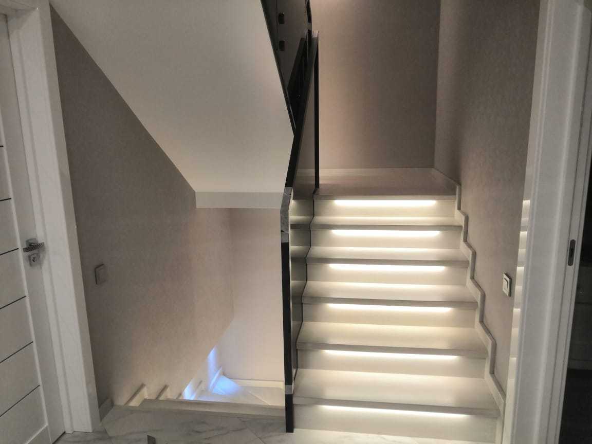 Подсветка для лестницы с датчиком. Подсветка лестницы. Подсветка лестницы на ступенях. Светодиодная подсветка лестницы. Перила с подсветкой для лестниц.
