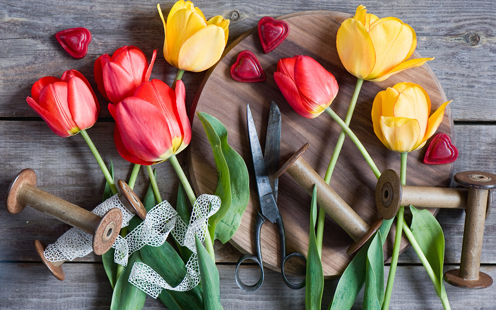 Тюльпаны на деревянном столе