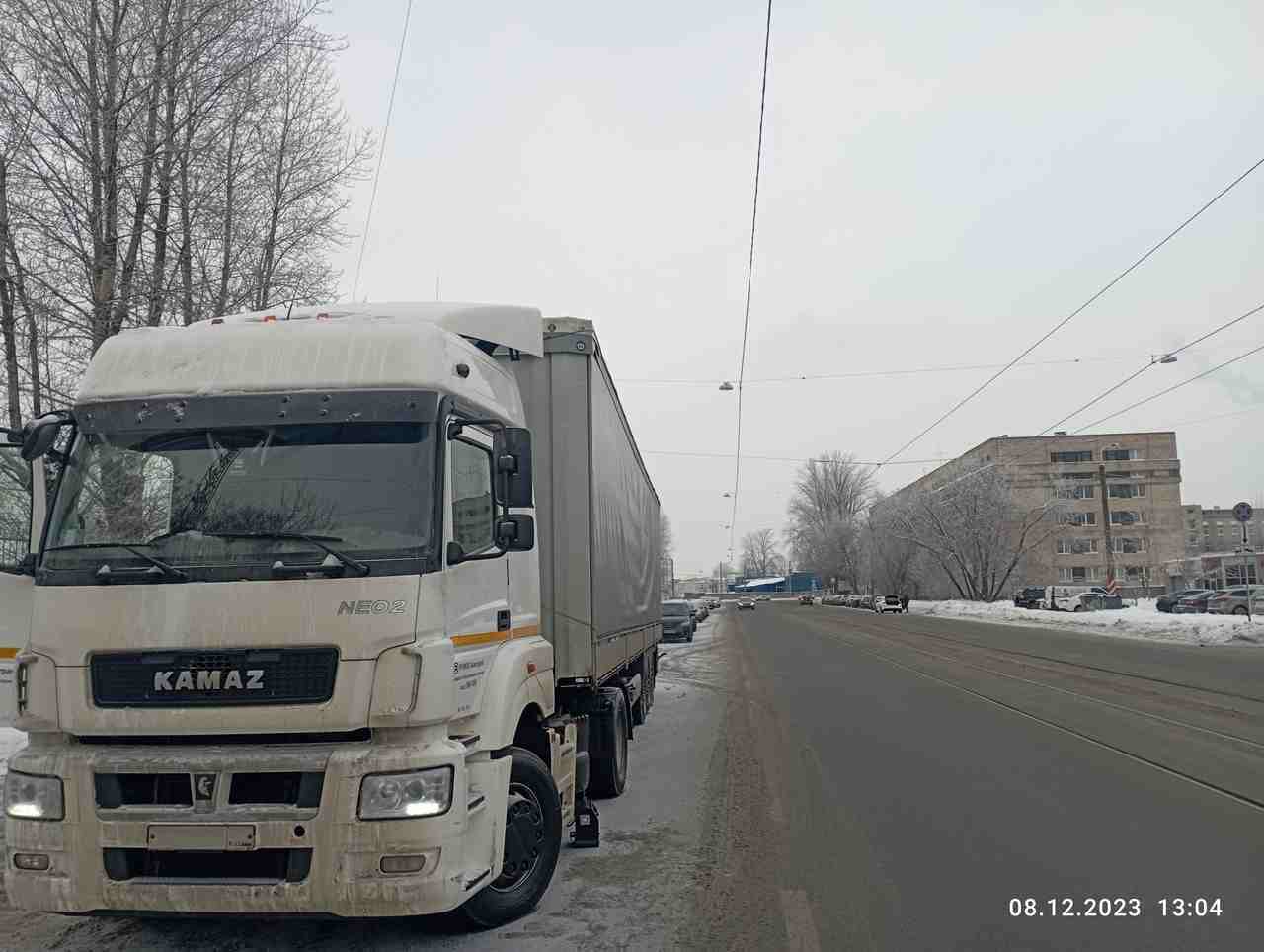 Запустили двигатель КамАза на улице Костюшко в Московском районе Санкт-Петербурга