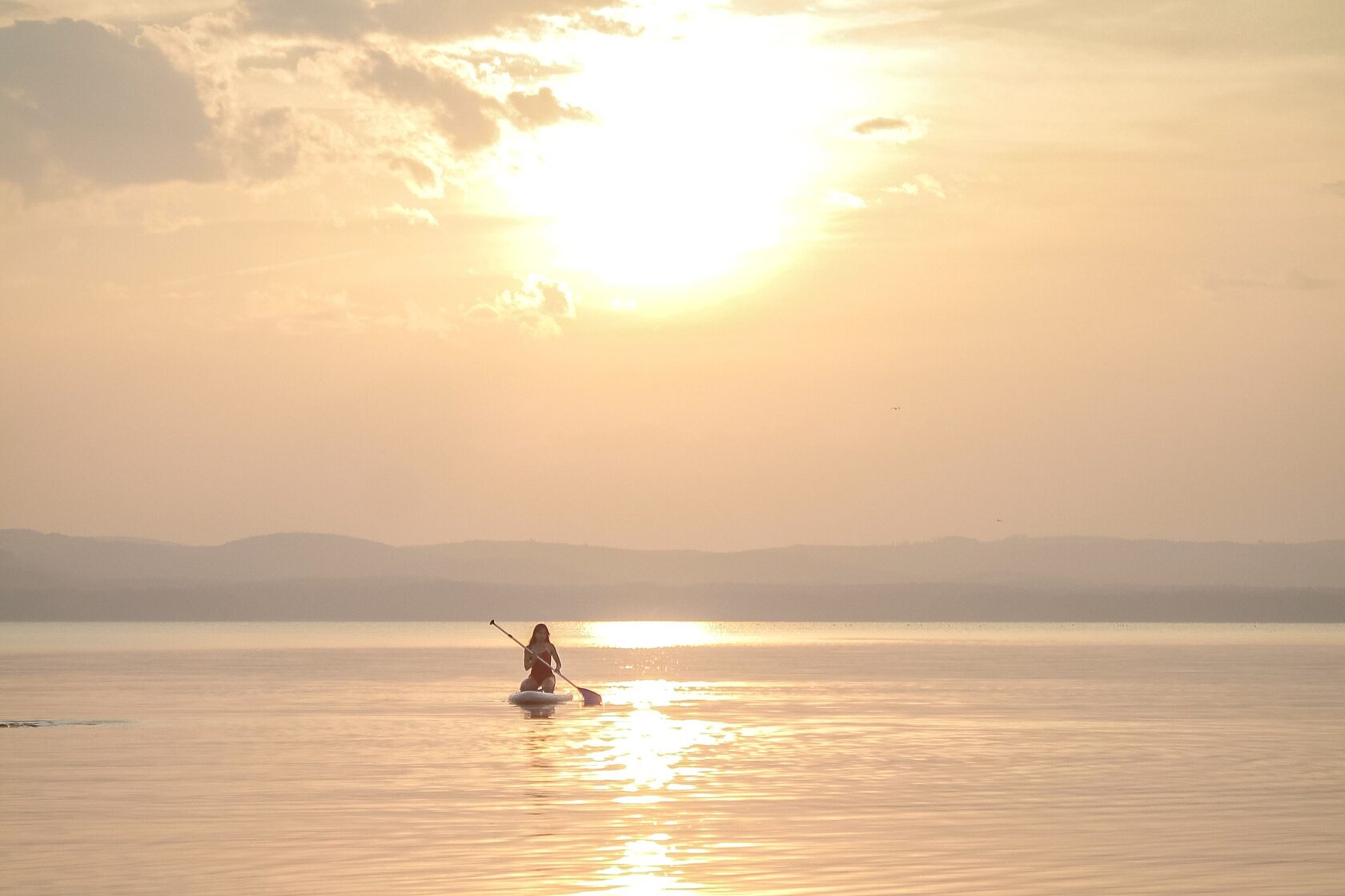 девушка плывет по озеру Иткуль на сапе