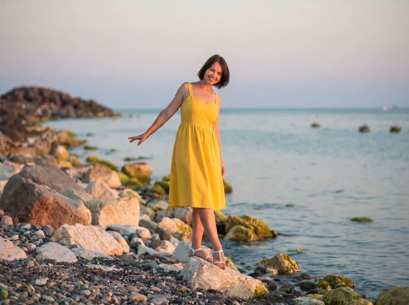 фотосессия для девушки на берегу моря в Адлере