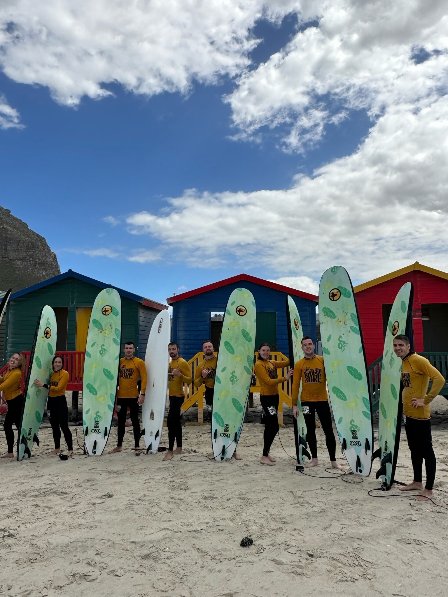 Пляж Muizenberg с цветными кабинками для переодевания