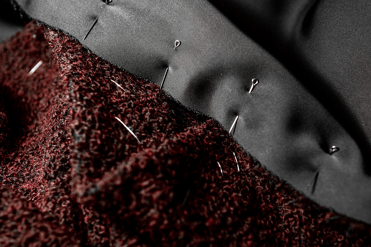 Процесс ручного пошива одежды INDIVIDNI в мастерской