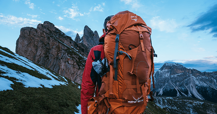 путешественник турист с большим рюкзаком
