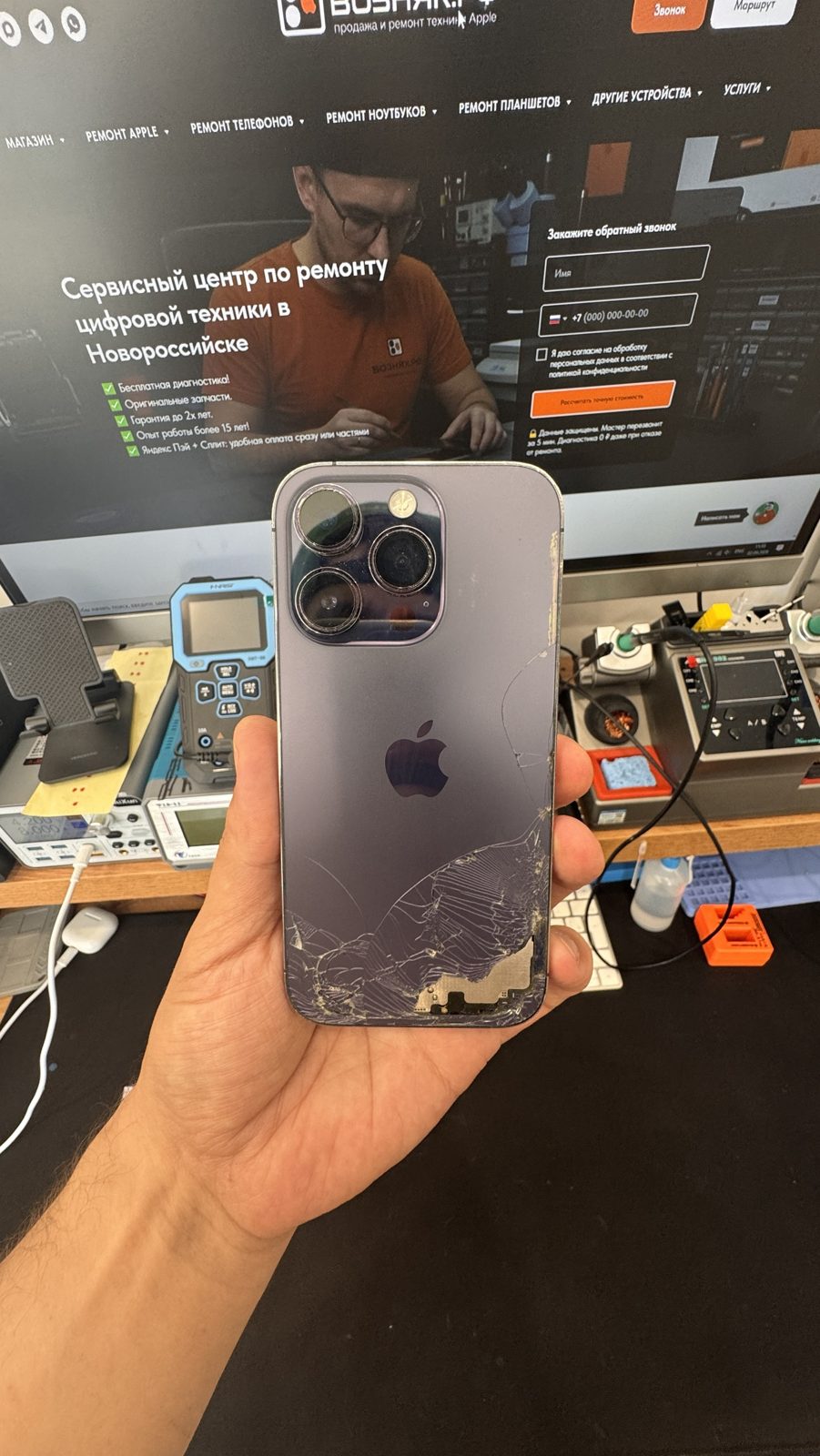 Разбитое заднее стекло iPhone 14 Pro после падения