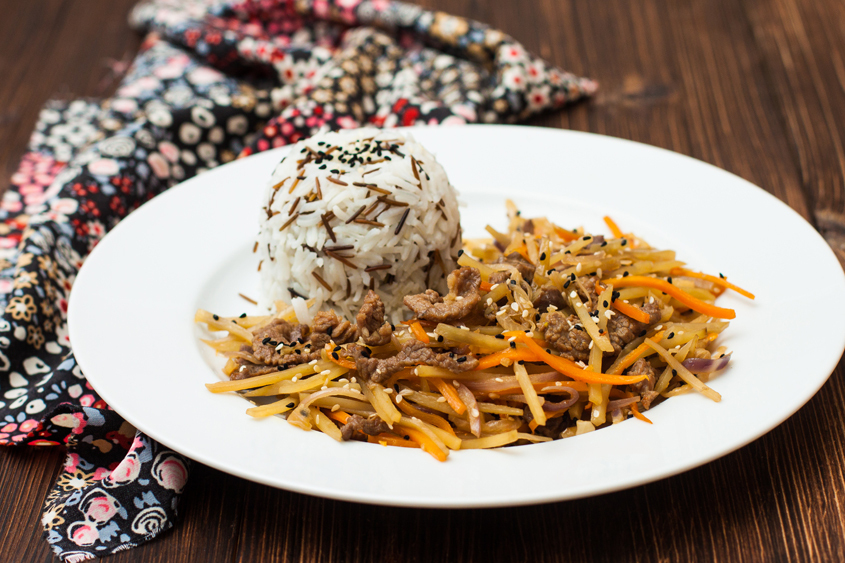 Carne de vită cu susan, morcov și țelină în stil asiatic