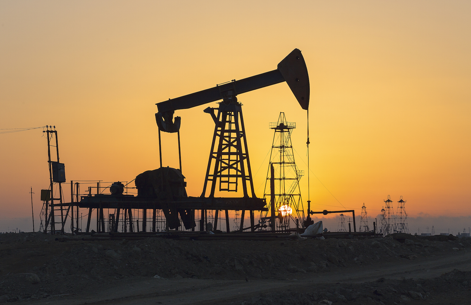 Нефтегазовая отрасль. Нефть варлысы. Азербайджан. Нефтяная промышленность. Добыча нефти. Нефтедобывающая промышленность.