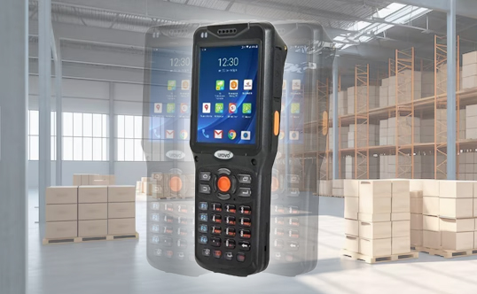 Ручные терминалы сбора данных обеспечивают мобильность и удобство для работников склада, в то время как стационарные RFID-станции позволяют автоматизировать массовое сканирование товаров без участия человека.