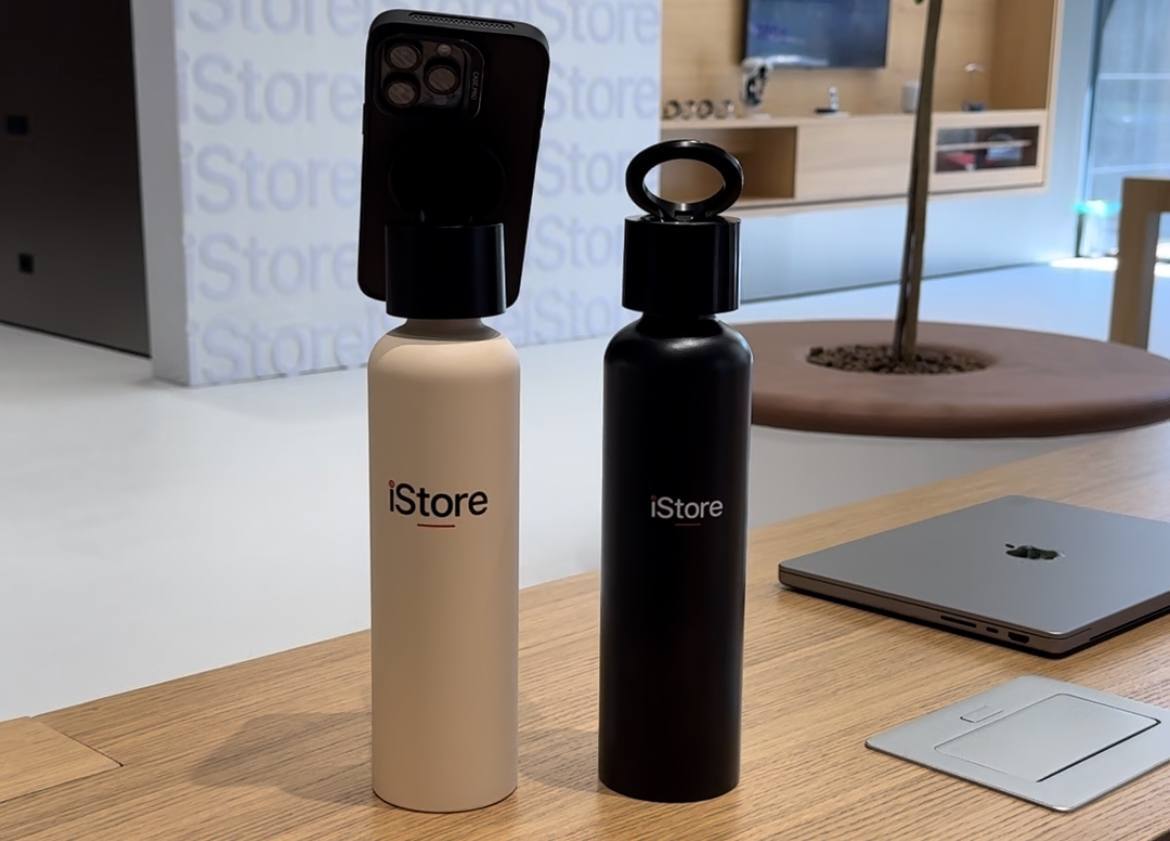 Термосы с логотипом iStore на фоне магазина