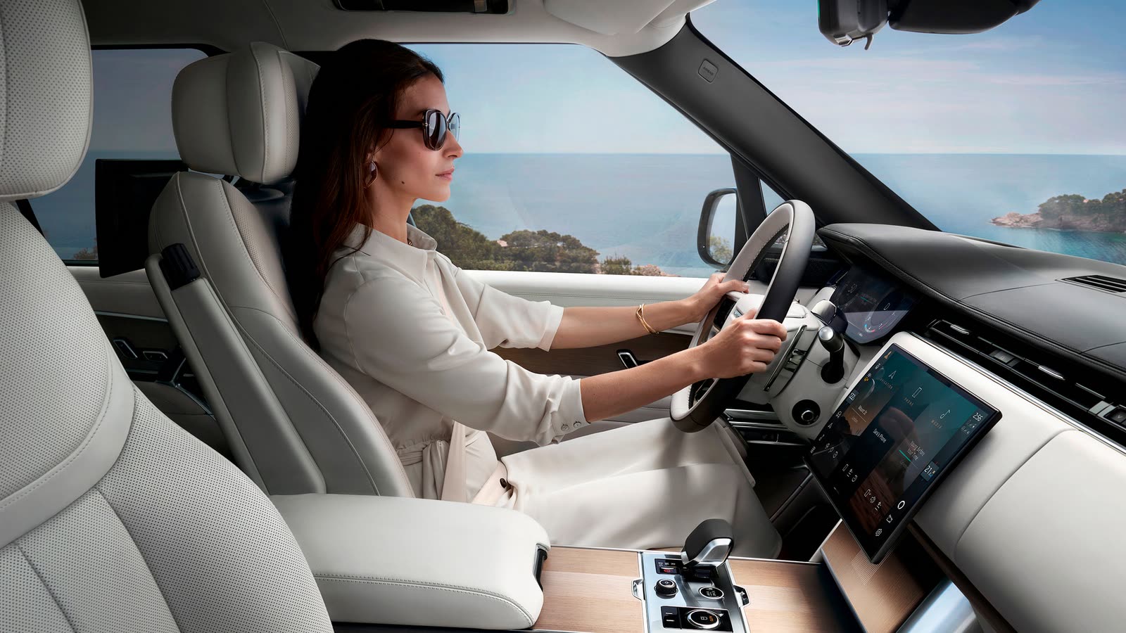 Женщина за рулём Range Rover, вид сбоку