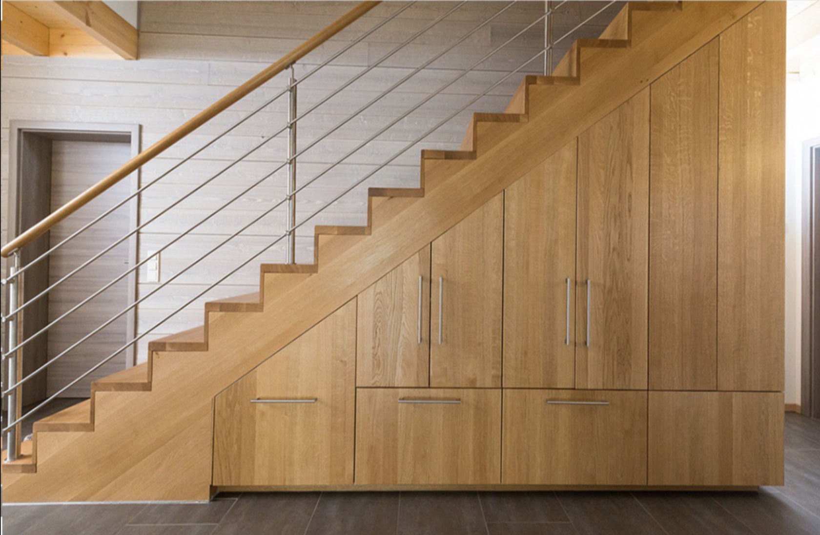 Лестница 2016. Шкаф под лестницей. Шкаф под деревянной лестницей. Лестница со встроенными шкафами. Лестница прямая деревянная.