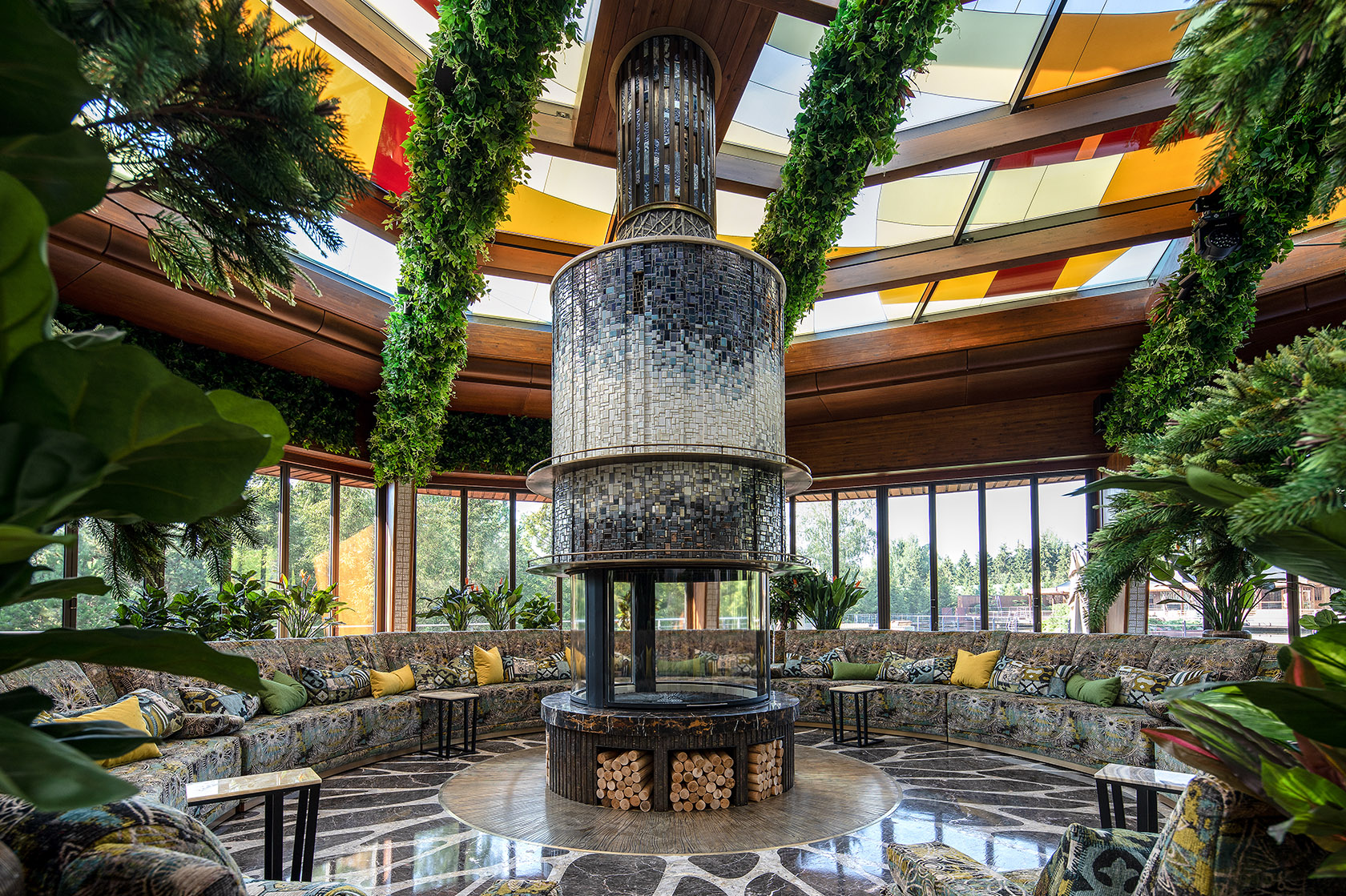 Керамическая облицовка панорамного камина в костровой с топкой Spartherm Speedy Gigant 360 и металлическим колпаком "Обсидиан"